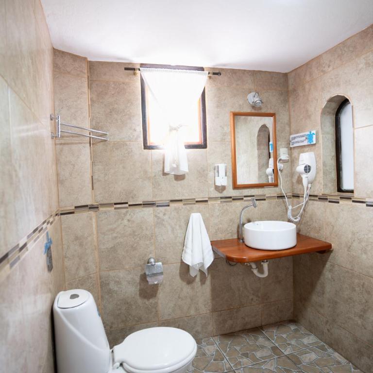 Maidith Galapagos Inn - Albatros / Deluxe Double Room with Pool View - 3