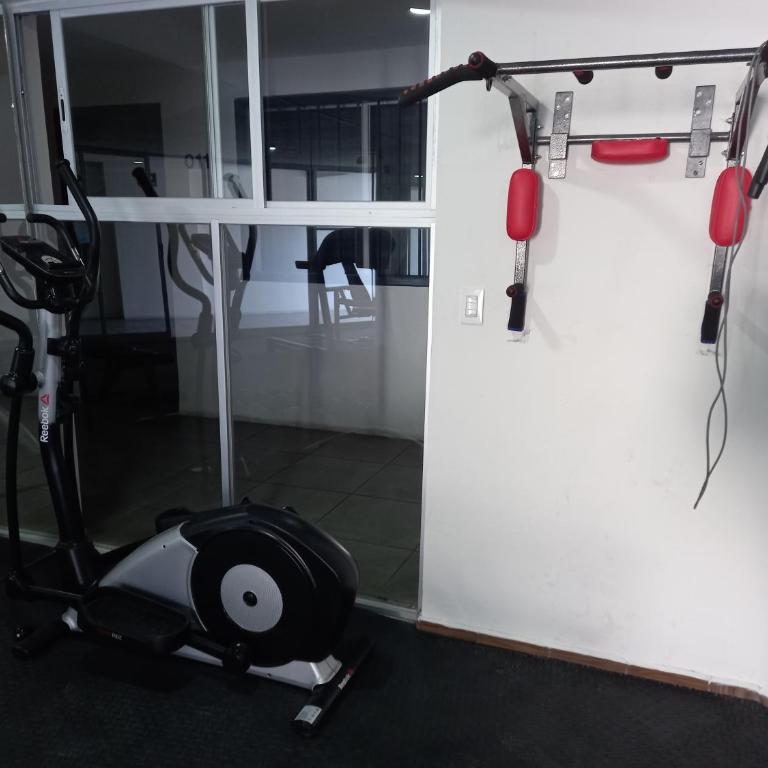 Céntrico y estiloso apartamento con Alberca, AC, Seguridad, Aparcamiento y Gym - Two-Bedroom Apartment - 35