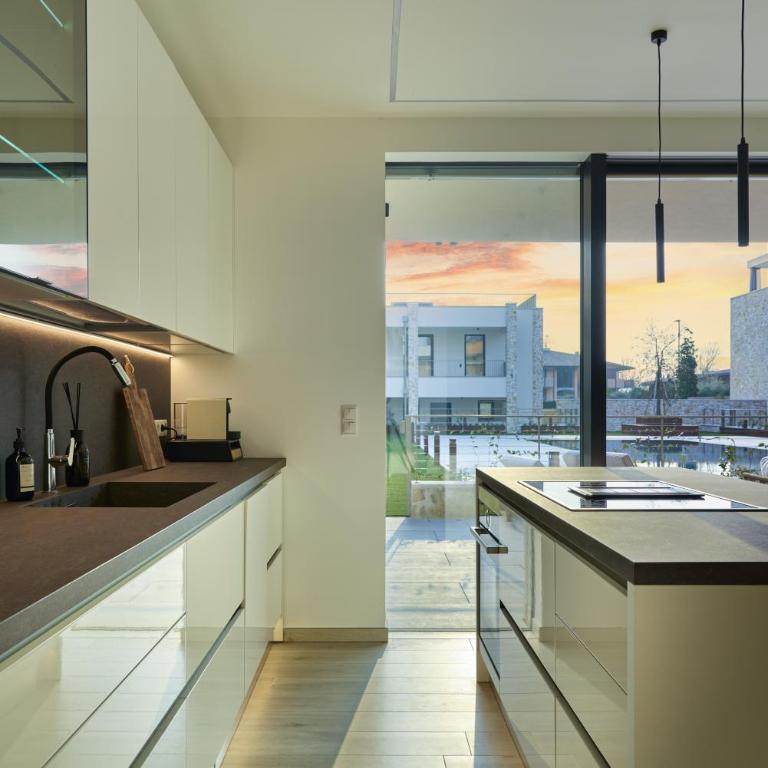 SalvatoreHomes - Luxury in the Centre of Bardolino with Private Jacuzzi & Direct Access to Infinity Pool - Casa Olivia - a 5 Star Luxury Collection at Lake Garda - Apartment with Pool View - 8