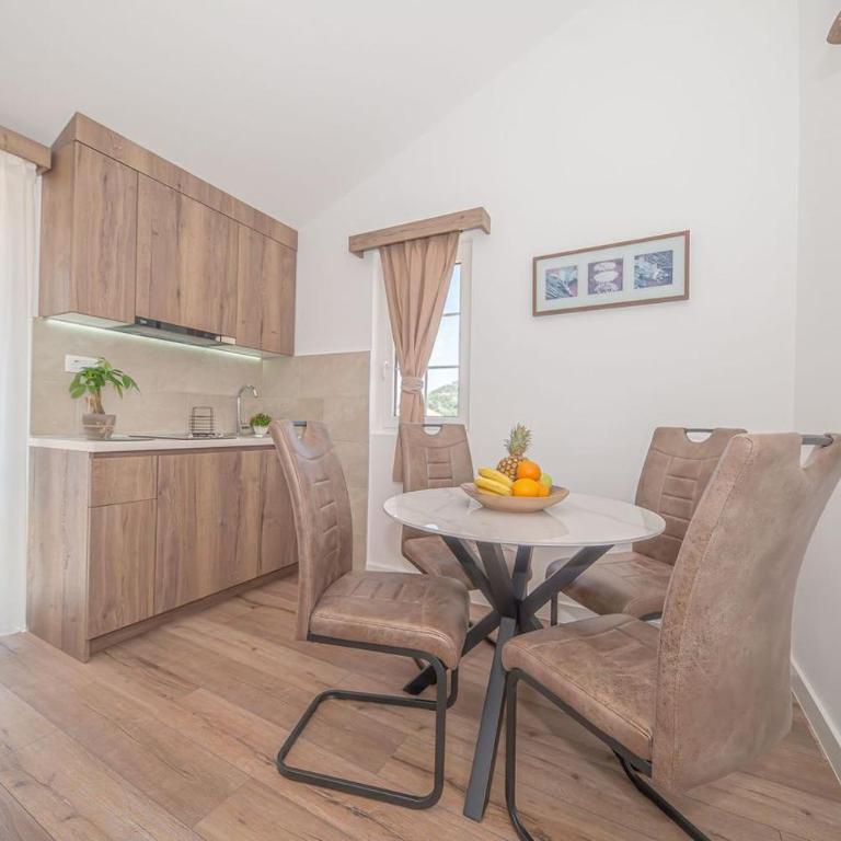 Guest House S-Lux - One-Bedroom Suite - 2