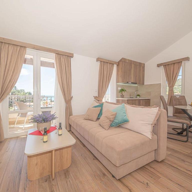 Guest House S-Lux - One-Bedroom Suite - 13