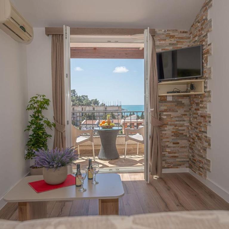Guest House S-Lux - Studio Apartment with Sea View - 4
