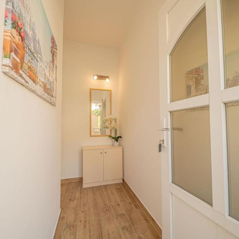Guest House S-Lux - Studio Apartment with Sea View - 3