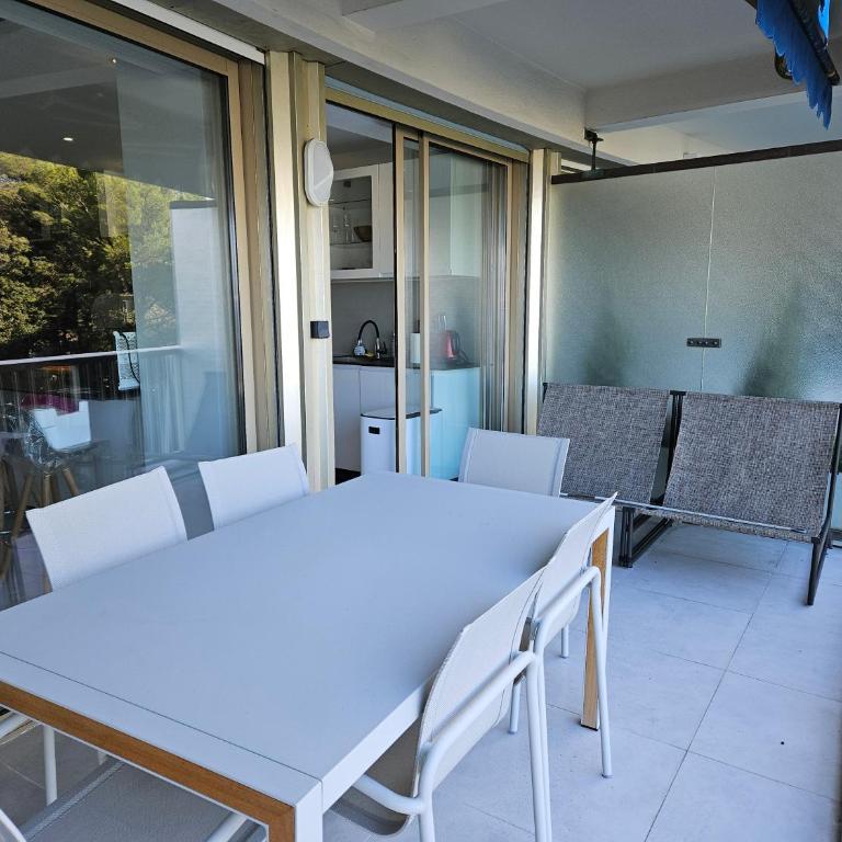 Cap d'Antibes Port Aubernon 3P vue Mer Piscine - Two-Bedroom Apartment - 2
