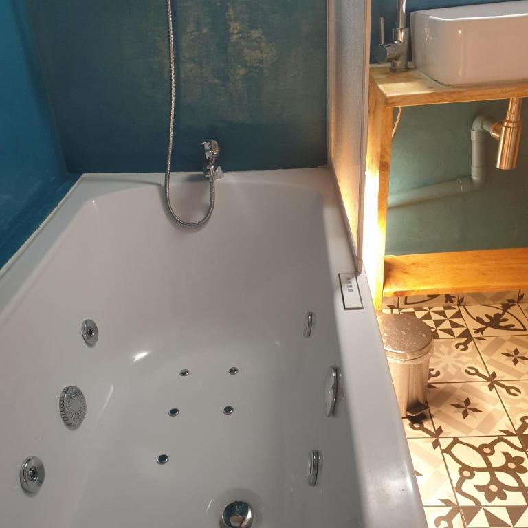 A l'Origine - Chambre Double avec Salle de Bains Privative - 1