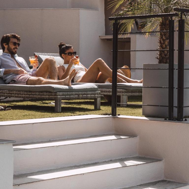 Piscine-Jacuzzi-Sauna -Videoprojecteur Perle Rare - Deluxe Villa - 65