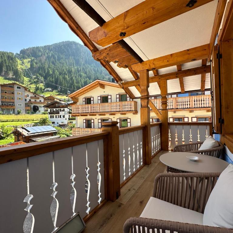 B&B Family Accommodation Canazei BIKE FRIENDLY - Camera Matrimoniale Deluxe con Balcone - 2