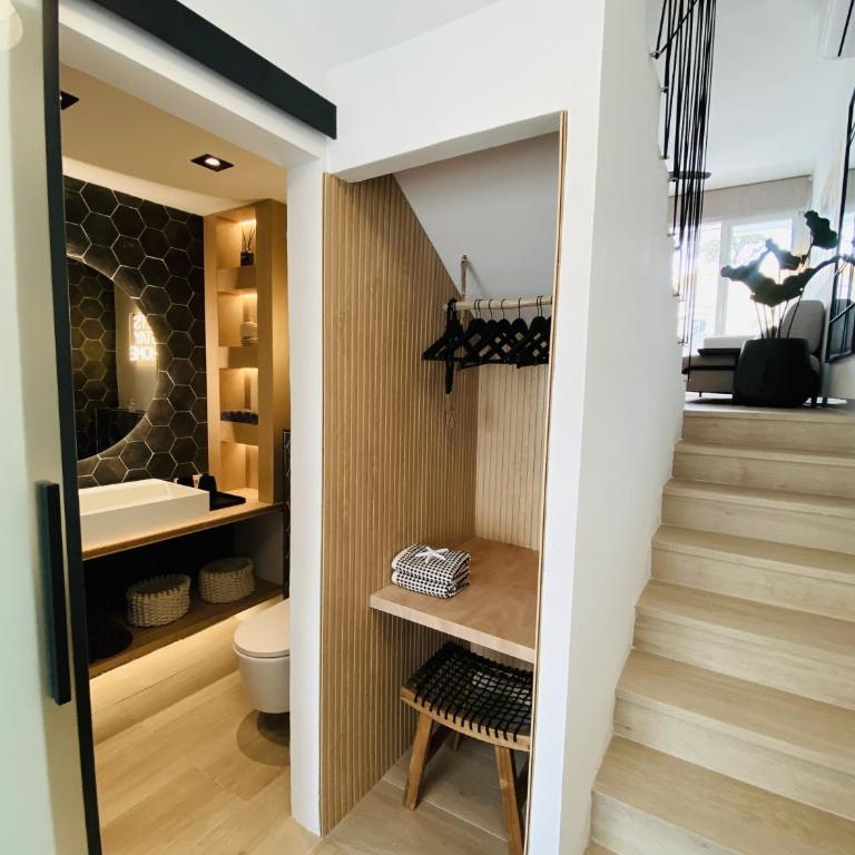 Palm Breeze Beachfront Suite - One-Bedroom Apartment - 22