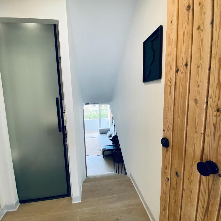 Palm Breeze Beachfront Suite - One-Bedroom Apartment - 7