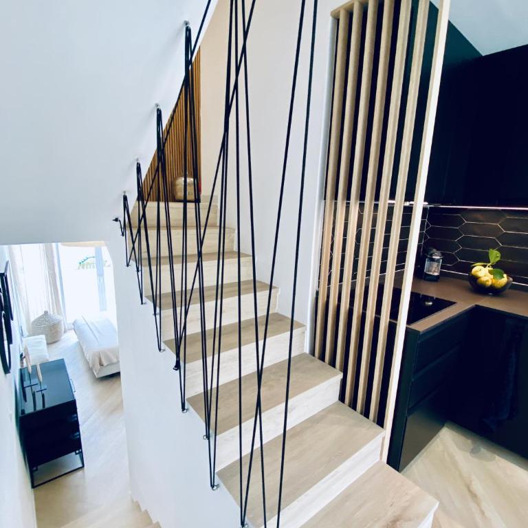 Palm Breeze Beachfront Suite - One-Bedroom Apartment - 8