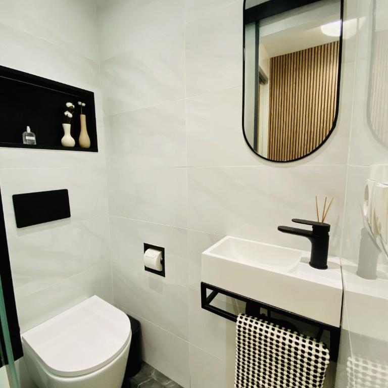 Palm Breeze Beachfront Suite - One-Bedroom Apartment - 29