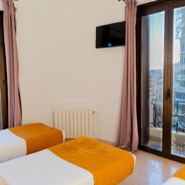 Hostal Josefina-Gran Vía - Basic Triple Room - 1