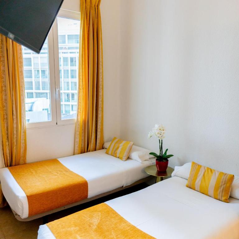 Hostal Josefina-Gran Vía - Quadruple Room with Private Bathroom - 10