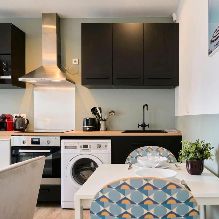 Studio tout équipé, proche gares - Appartement - 24