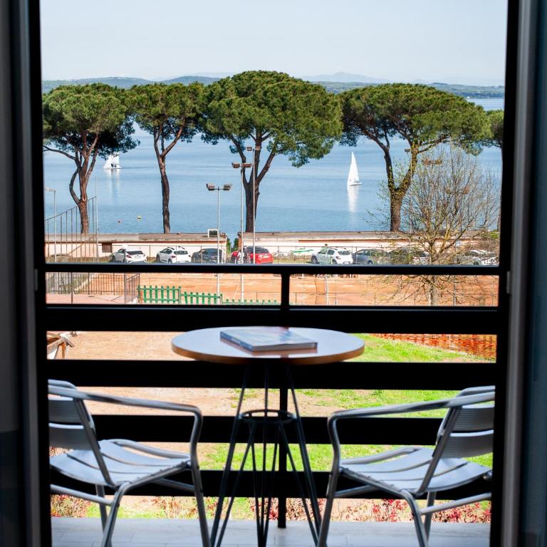 HA Hotel - Camera Deluxe Matrimoniale/Doppia con Letti Singoli con Vista Lago - 2