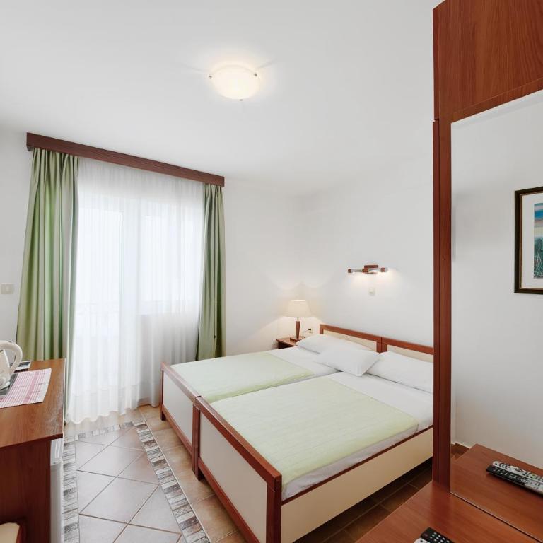 Apartments Ivona - Klasična Dvokrevetna Soba sa Bračnim Krevetom/Zasebnim Krevetima - 1