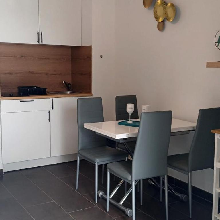 Charmant Studio en rez de jardin dans propriété privé pour 4 personnes - Appartement - Rez-de-Chaussée - 13