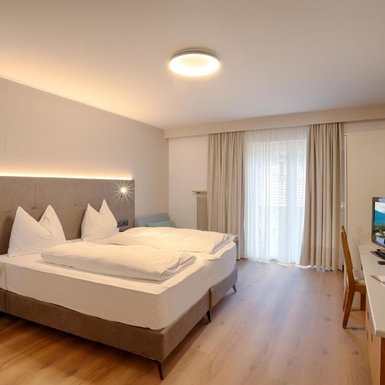 Hotel Lamm - Standard Doppelzimmer mit Balkon und Bergblick - 7