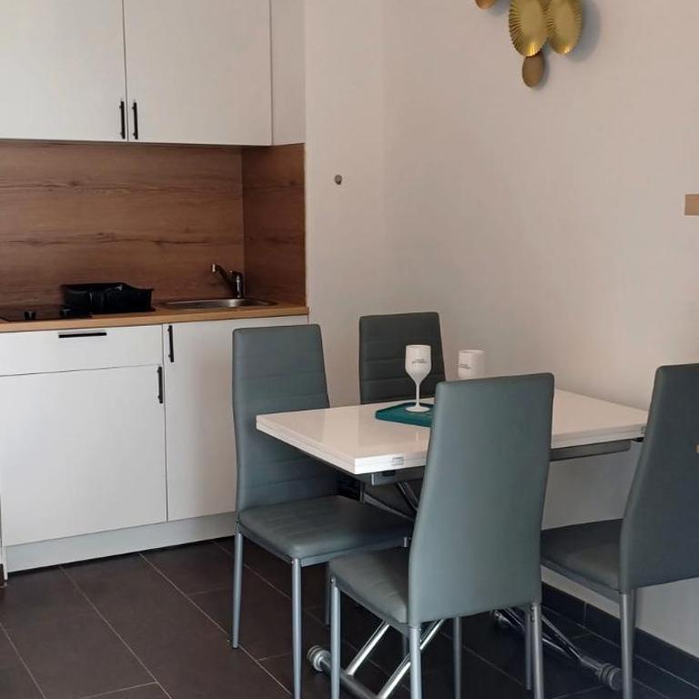 Charmant Studio en rez de jardin dans propriété privé pour 4 personnes - Appartement - Rez-de-Chaussée - 20