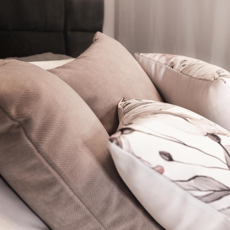 Morada Luna Polanco - Queen Room with Shared Bathroom - 2
