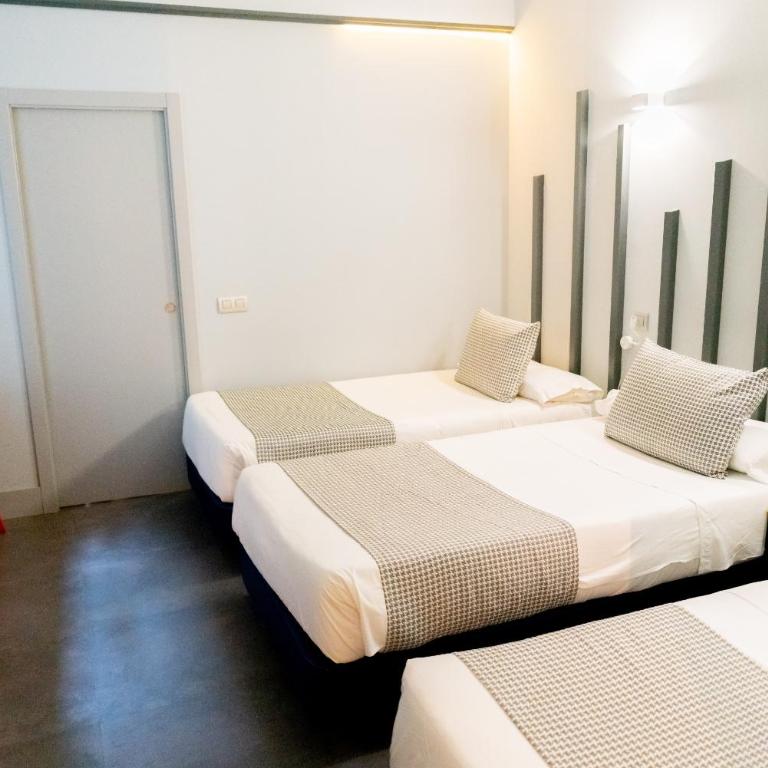Hostal Carmen-Gran Vía - Basic Triple Room - 5