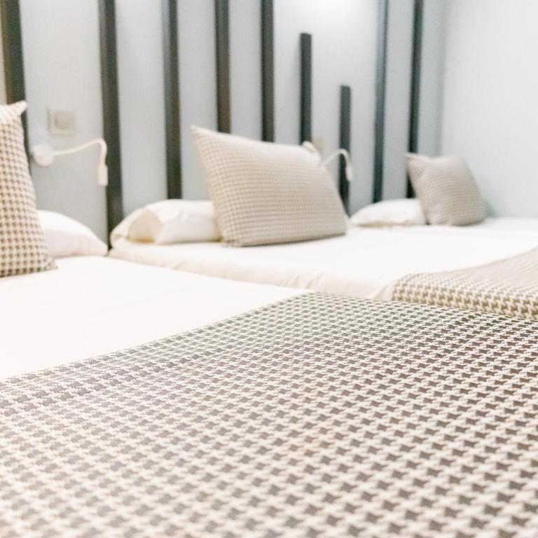 Hostal Carmen-Gran Vía - Basic Triple Room - 6