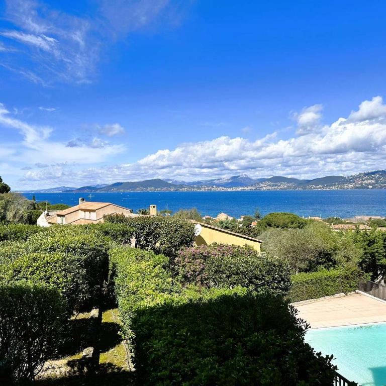 LA BAIE Studio cabine climatisé, vue mer, pour 4 personnes avec piscine sur la presqu'île de Giens à Hyères - Studio-Apartment - 2