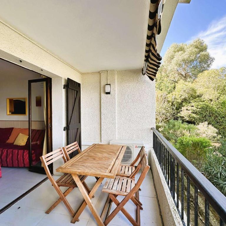 LA BAIE Studio cabine climatisé, vue mer, pour 4 personnes avec piscine sur la presqu'île de Giens à Hyères - Studio-Apartment - 4