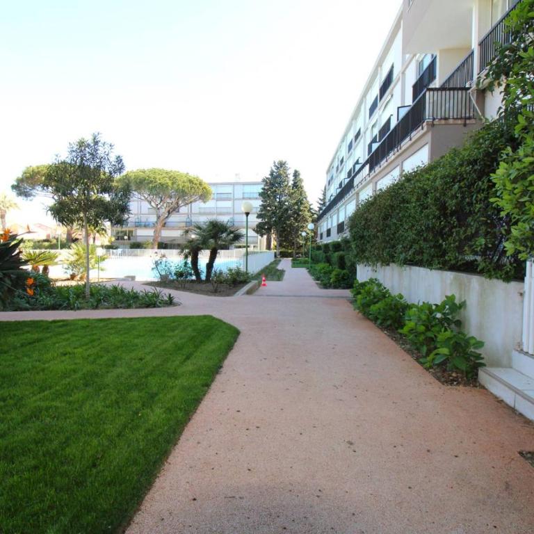 TROPCOQ - Au coeur de St-Tropez - Studio cabine pour 2 personnes - Appartement - Vue sur Piscine - 4