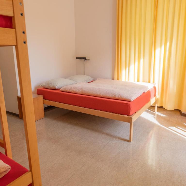 Locarno Youth Hostel - Family Room with Shower - 1