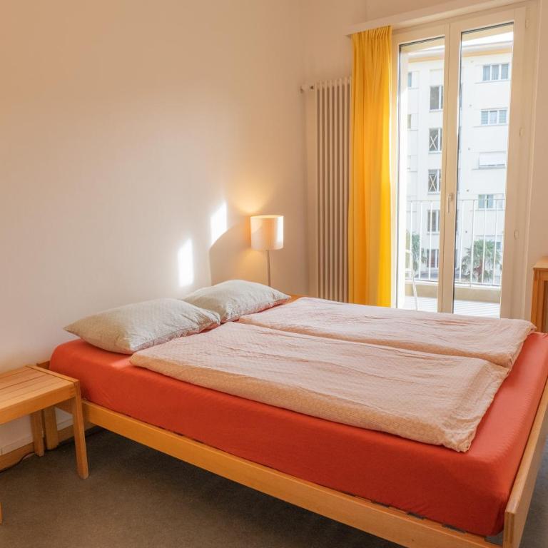 Locarno Youth Hostel - Queen Room with shower - 1