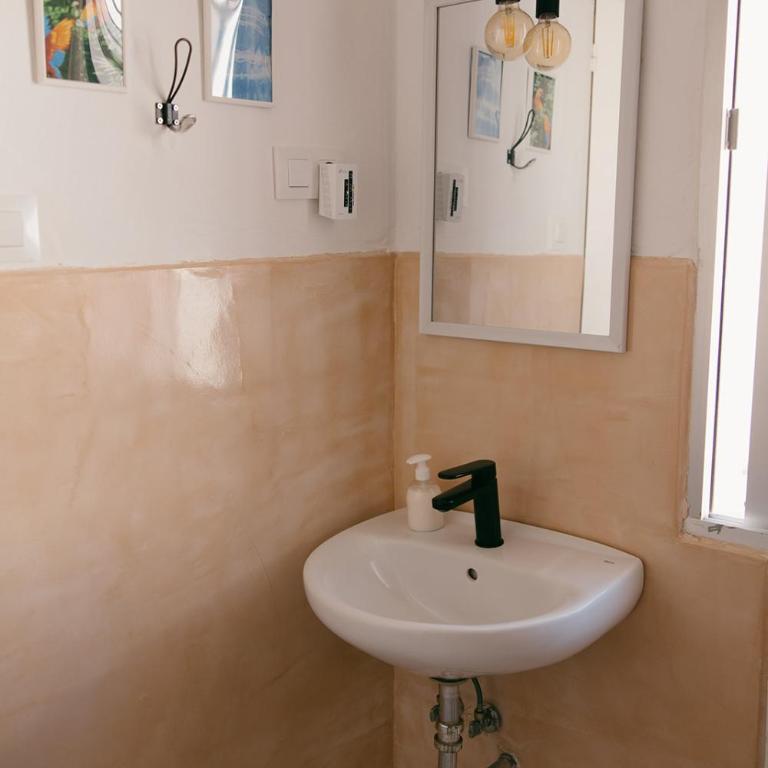 Hostal Africa - Habitación Triple con baño privado - 3