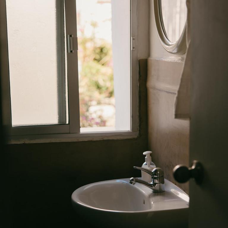 Hostal Africa - Habitación Individual con baño compartido - 3
