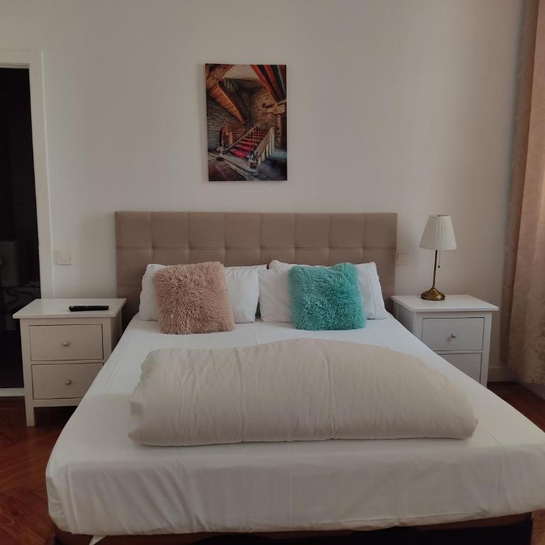 Grand Via House - Large Double Room with Private Internal Bathroom - 5