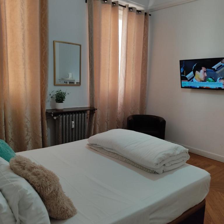 Grand Via House - Large Double Room with Private Internal Bathroom - 6