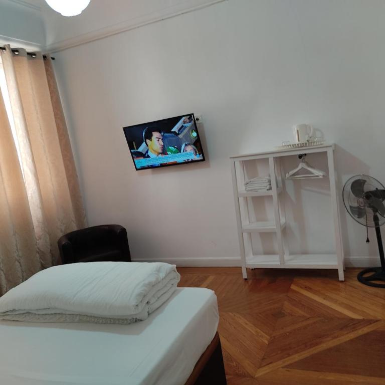 Grand Via House - Large Double Room with Private Internal Bathroom - 7