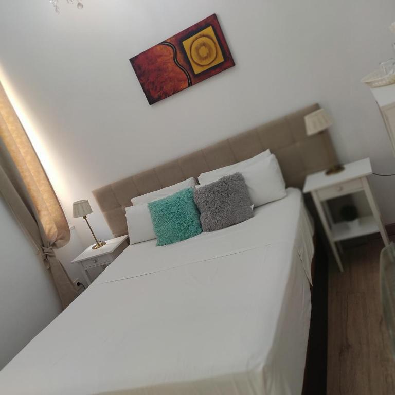 Grand Via House - Standard Queen Room with Private Internal Bathroom - 3