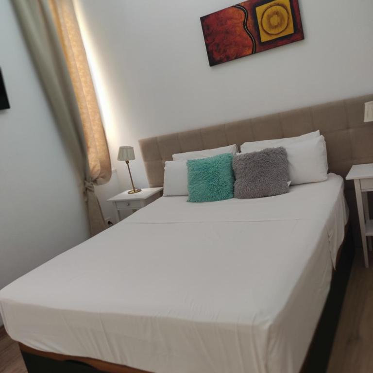 Grand Via House - Standard Queen Room with Private Internal Bathroom - 5