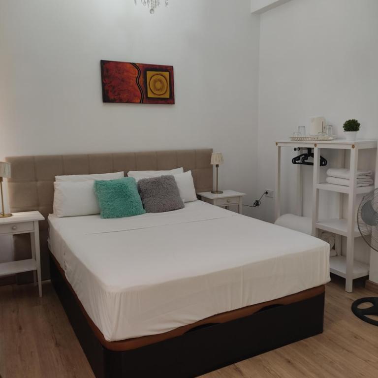 Grand Via House - Standard Queen Room with Private Internal Bathroom - 7