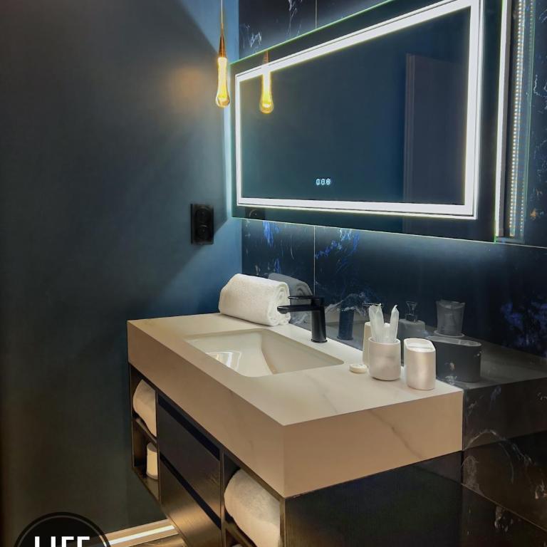 LIFE VOYAGE & SPA - Strasbourg's City Center Luxury Experience - Deluxe Suite - Private 'Jacuzzi' & Sauna - 19