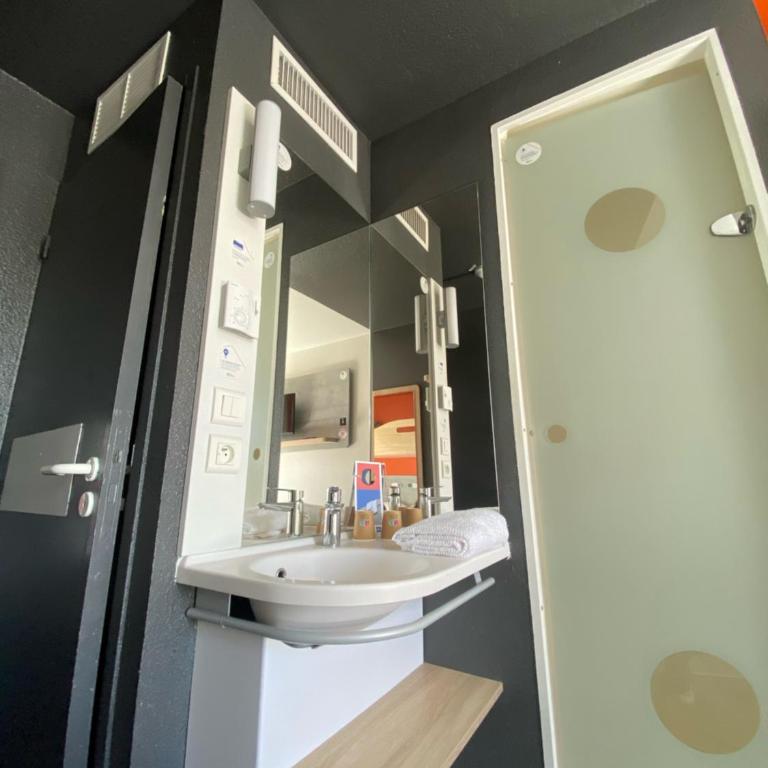 Ibis Budget Perpignan Sud - Chambre Triple avec 1 Lit Double et 1 Lit Superposé - 8