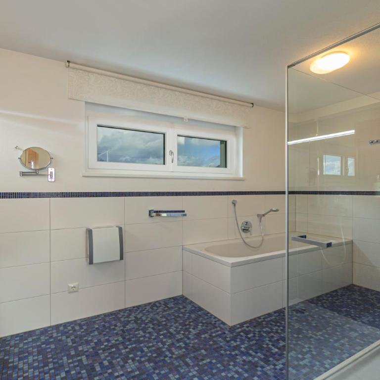 H21 - Modernes Ferienhaus 145qm, 4SZ, Wellnessbereich mit Sauna und Dachterrasse mit Panoramablick, Kühlen und Heizen mit Geothermie - Casa Vacanze - 18