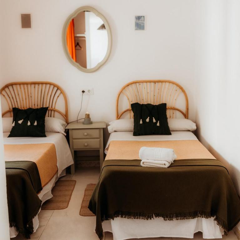Hostal Africa - Habitación Triple con baño privado - 4