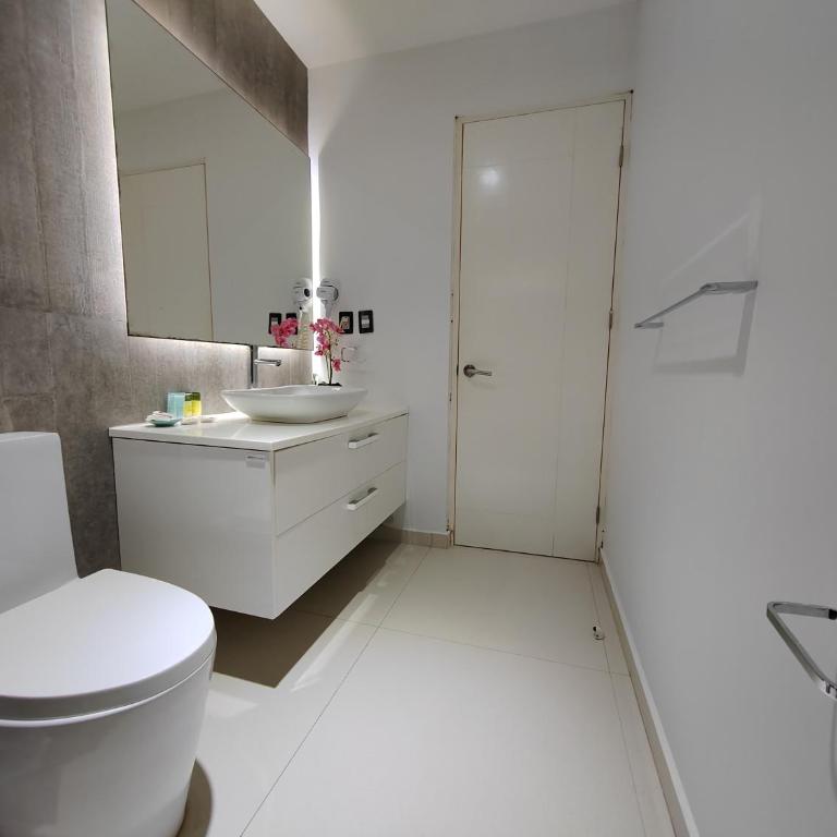 Centrally located apartments steps away from 5th avenue and the beach! By.Yeah - Estudio con terraza - 14