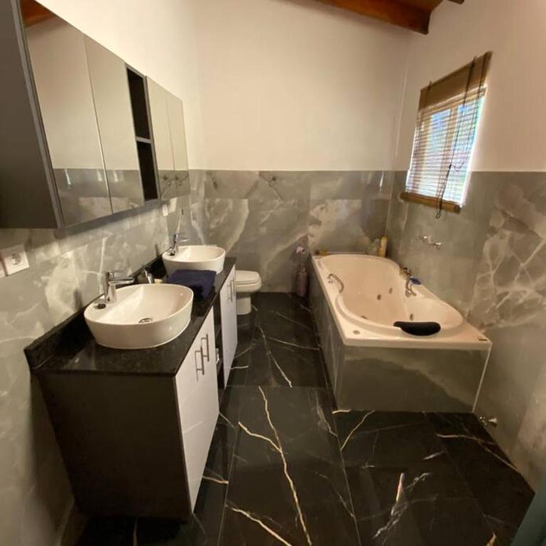 Lake view, comfort, close to the city, easy access - Casa de 2 dormitorios - 18