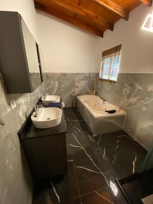 Lake view, comfort, close to the city, easy access - Casa de 2 dormitorios - 26