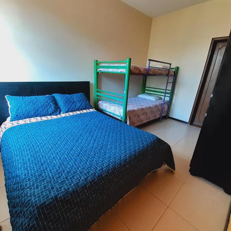 Ayenda Mountain Hostels Manizales - Habitación Cuádruple Estándar - 8
