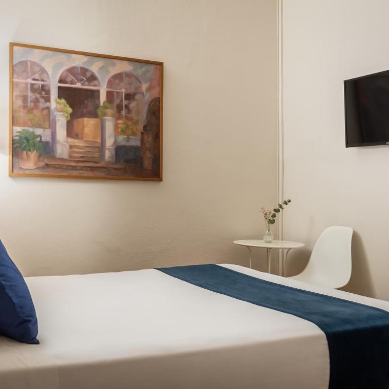 Hotel Medium Romantic - Budget Double Room Interior - 4