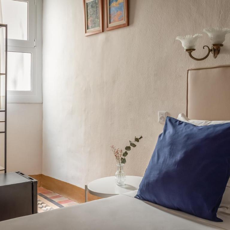 Hotel Medium Romantic - Budget Double Room Interior - 3