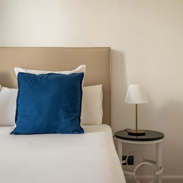 Hotel Medium Romantic - Budget Double Room Interior - 2
